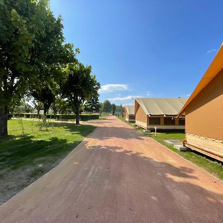 Tente Lodge Pour 5 Personnes En Bordure De La Riviere Allier Au Sein D'Un Petit Camping Saint-Yorre المظهر الخارجي الصورة