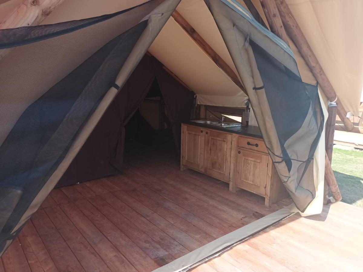 Tente Lodge Pour 5 Personnes En Bordure De La Riviere Allier Au Sein D'Un Petit Camping Saint-Yorre المظهر الخارجي الصورة
