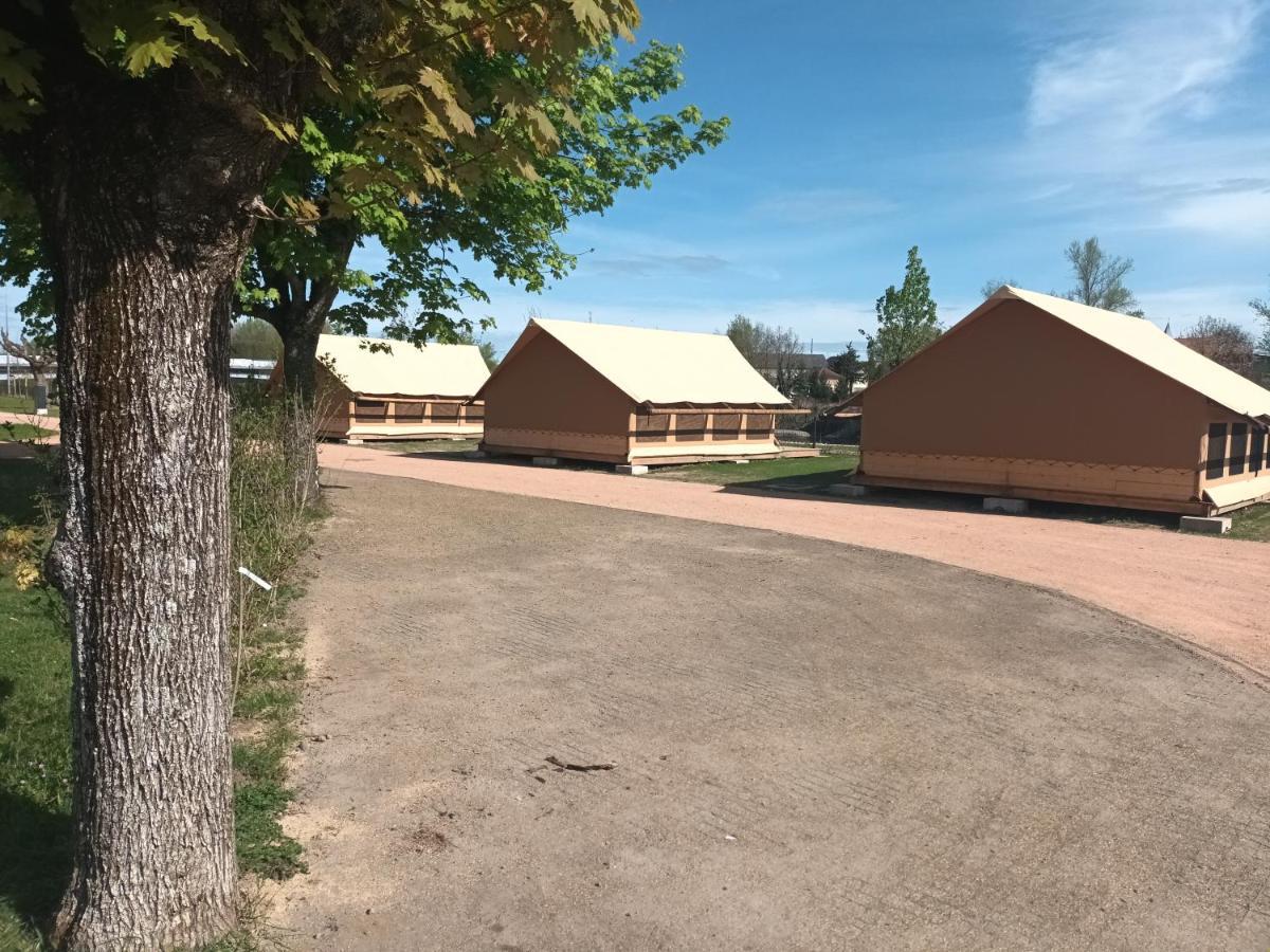 Tente Lodge Pour 5 Personnes En Bordure De La Riviere Allier Au Sein D'Un Petit Camping Saint-Yorre المظهر الخارجي الصورة