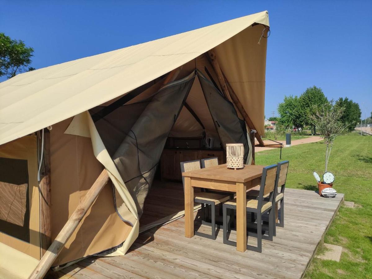 Tente Lodge Pour 5 Personnes En Bordure De La Riviere Allier Au Sein D'Un Petit Camping Saint-Yorre المظهر الخارجي الصورة