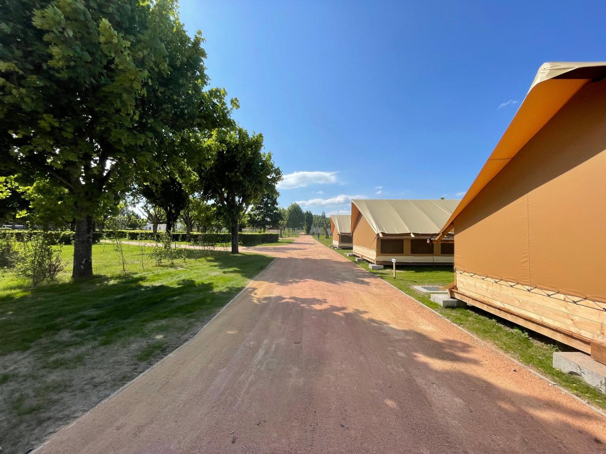 Tente Lodge Pour 5 Personnes En Bordure De La Riviere Allier Au Sein D'Un Petit Camping Saint-Yorre المظهر الخارجي الصورة